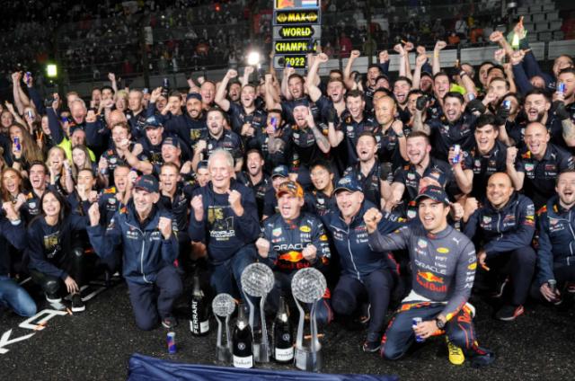 维斯塔潘何以加冕双冠王①：与RB18赛车“完美融合”